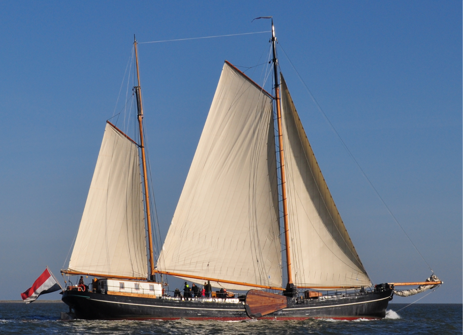 Klipper Aldebaran onder zeil op de waddenzee